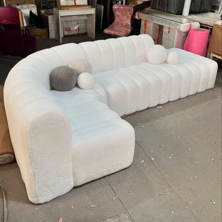 Sofá modular curvo blanco en tela peluche, sala moderna en Cali
